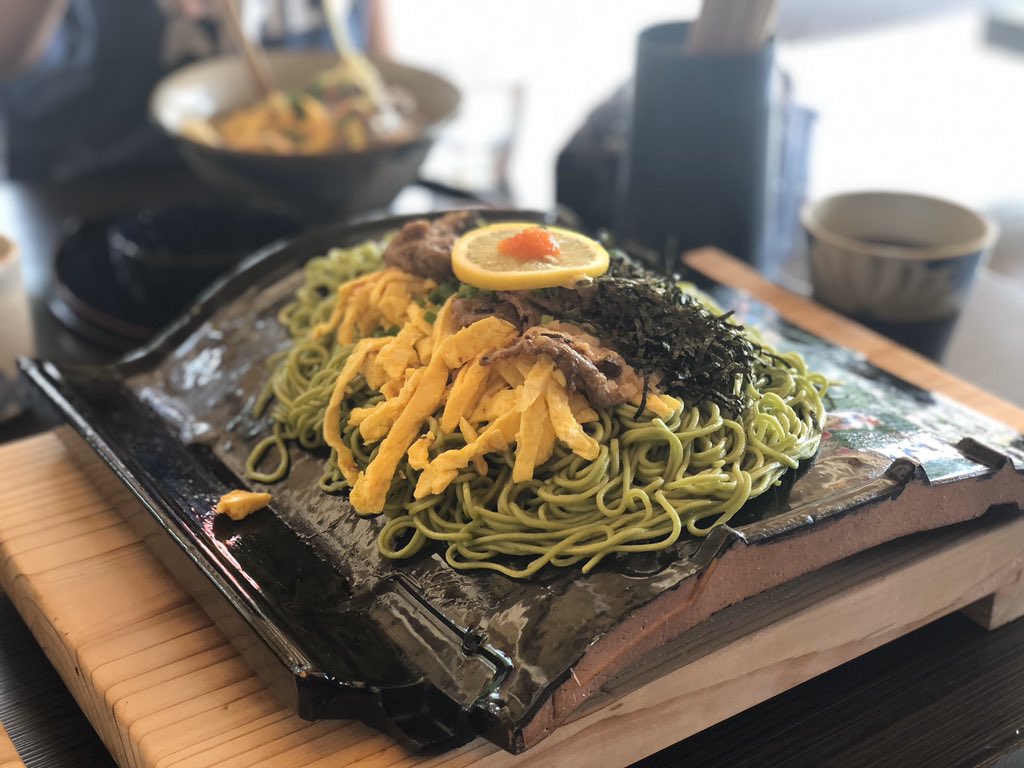 瓦そば（黒）— 本場山口の茶そばを使った瓦そば