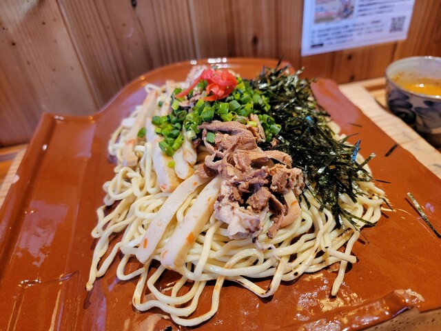 赤瓦そば（赤）— 沖縄そばの麺を使った瓦そば